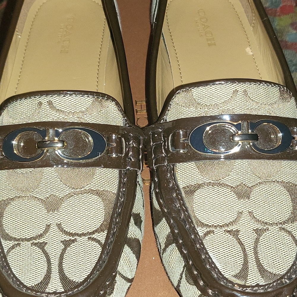 Coach mocha & tan signature moccasins w/ brown patent leather trim/metal emblem - Picture 8 of 10
